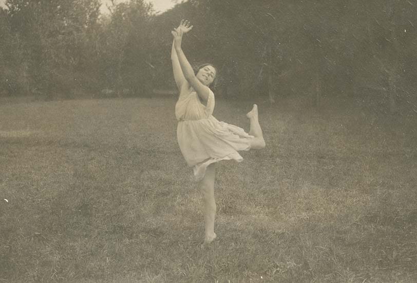 Dancer Jeanne Ronsay at St. Cloud, France (4 Images)