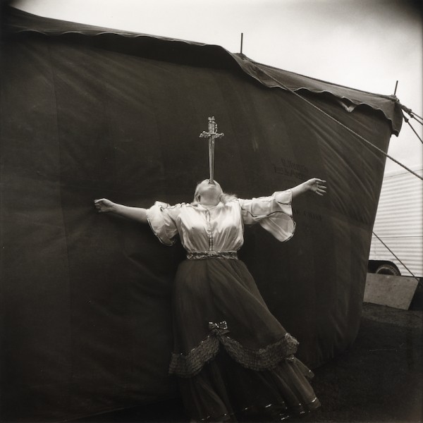 Diane ARBUS (1923-1971), Albino sword swallower at a carnival, c. 1970, silver print on baryta paper by Neil Selkirk, estimated 6 000 /8000€.