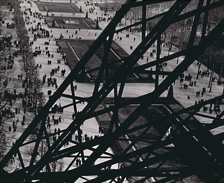 Ilse Bing - Champ de Mars, Vu de la Tour Eiffel Ilse Bing - Champ de Mars, Vu de la Tour Eiffel