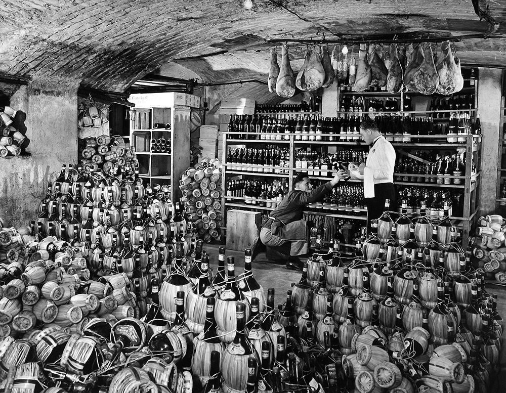 Alfred Eisenstaedt - Chianti Wine Bottles and Straw-shirted Flasks, Italy