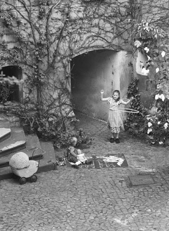 Stanko Abadzic, In the Old Yard, Prague, 2000.