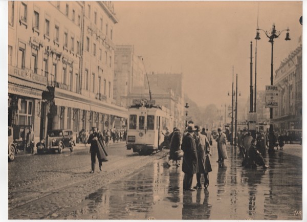 Leonard Misonne: Rainy Street with Tram in Brussels, Belgium. Toned silver print, 11-1/2 x 15-1/2 in. (292 x 394 mm), 1937/1937, unmounted. Ref. No. 16600.