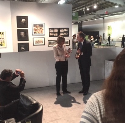 Hans Kraus, Jr. presents the AIPAD award to Sarah Greenough of the National Gallery of Art in Washington, DC. (Photo by Alex Novak © I Photo Central, LLC)