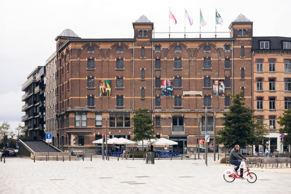 FOMU, exterior, photographed during an exhibition with Cindy Sherman.
FOMU Antwerp © Robin Joris Dullers / FOMU Antwerp